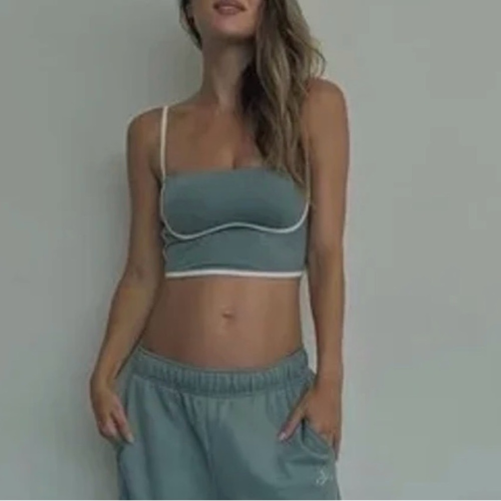 Alo Yoga Airbrush Streamlined Bra Tank in botanical green‎ Size Medium